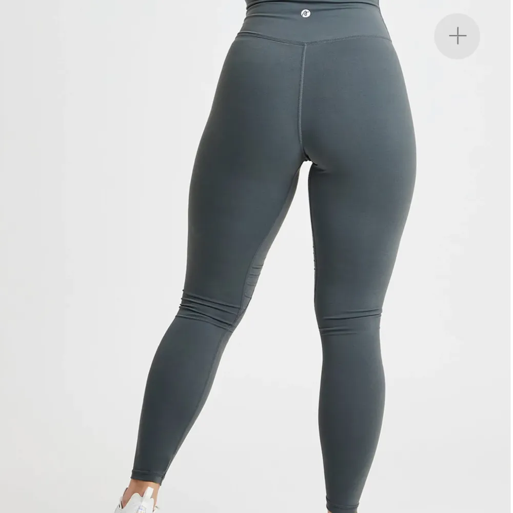 Gråa tights från AYBL. Aldrig använda och prislappen sitter kvar. Kostar 40€ på hemsidan säljer för 300kr . Muu.