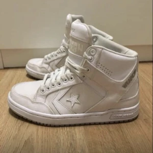 Converse weapon mid white skor - Har använt de va 3-4ggr så de är i mycket bra skick, tyvvär inte min stil längre Möts upp i sthlm💓💓 Nypris 900kr