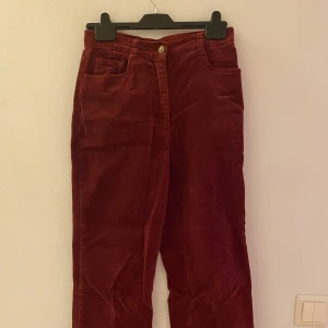Röda byxor - Röda byxor i bra skick