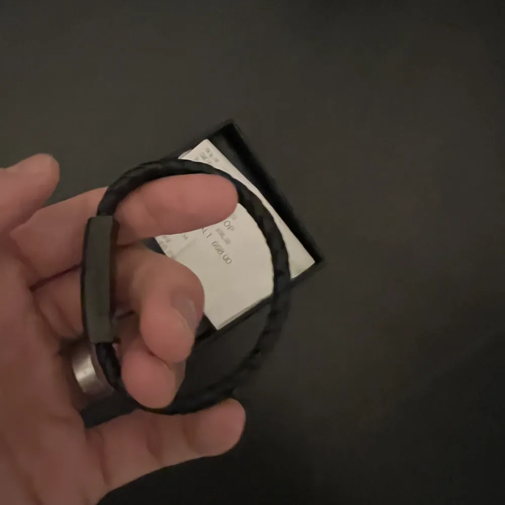 Armbandet är helt nytt det är även en inbyggd laddare i armbandet som man kopplar in i ett USB intag och kan ladda din iPhone, storlek:20cm, pris:200kr frakt:66kr!. Accessoarer.