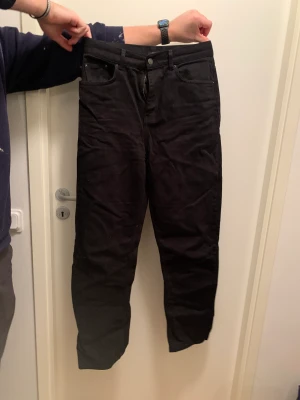 Svarta jeans - I princip oanvända. Svarta loose fit jeans, raka ben.