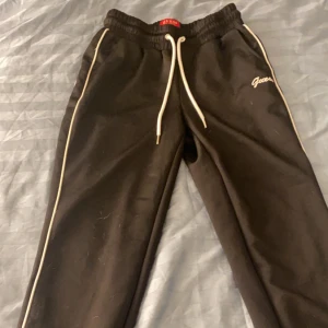 Mjukis byxor - Ett par jätte sköna mjukis brallor, nästan helt nya, använd 2ggr, inte min stil så därför säljer jag dom💕