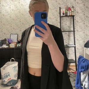 Kavaj med öppna armar  - Säljer kläder pga utresning allt är i fint skick, köparen står för frakten 💙 använd 1 gång öppen i armarna 