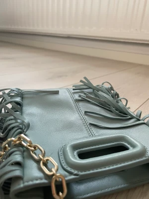 Maje väska - Super fin maje väska i en snygg grön färg. Fint skick, köpt i paris för 2699 kr men säljer för mycket billigare, inte användt särskilt mycket. Kan sänka pris i snabb affär🤍