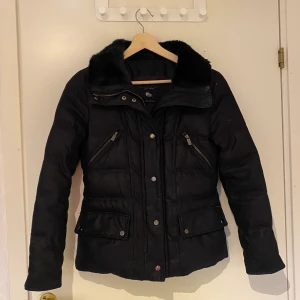 Jacka från Zara  - Vinterjacka med dun fyllning från Zara. Skitsnygg och utan skador. Jackan har avtagbar-huva. ❤️‍🔥 M men skulle säga att den passar en S! Säljer för 290 + frakt 66kr
