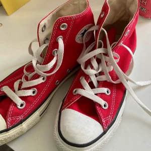 Röda Converse - Säljer mina röda converse då dem inte kommer till så mycket användning, endast använda ett fåtal gånger 