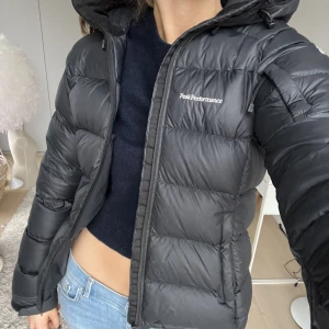 Peak Performance Jacka - Varm Peak Performance jacka i bra skick. Använd men inga defekter. Rymliga fickor fram och även en ficka på armen som gör det smidigt med exempelvis liftkort. ❄️