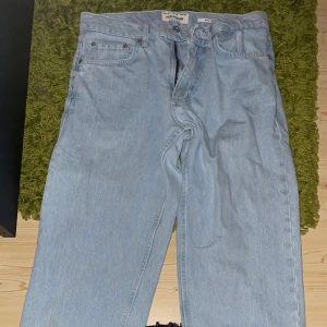 PULL&BEAR  - Säljer mina ljusblåa pull&bear Jeans som köptes för 359kr jag säljer för dom blivit för små, säljer för 150kr. Pris kan diskuteras vid snabb affär, hör av er av vid frågor👍