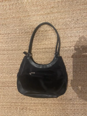 Väska  - Super fin väska som funkar med allt och kan ha mycket saker i sig! Funkar till nästan alla kläder och är super praktisk🥰