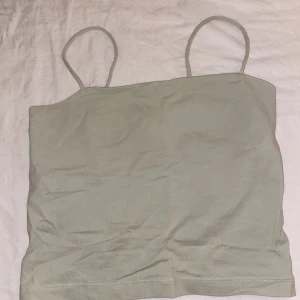 Ginatricot linne  - Ett vanligt linne från ginatricot. Storlek S. Den är ljus grön. Pris kan diskuteras!