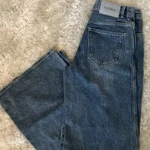 Breda jeans i blå färg i strl 32 - (har vanligtvis strl s/m i allt o de är lite mindre i midjan) , från Pull&Bear. Väldigt bekväma och i gott skick. Använda få gånger. Direkt pris 250kr!! 💗