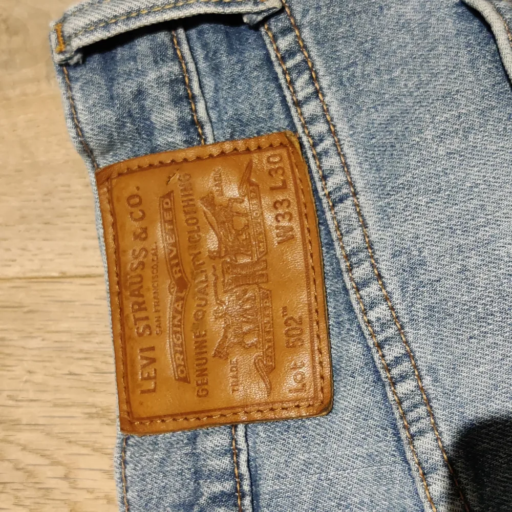 Använda Levi's 502 i ljusblå tvätt. 502 är inte lika raka som klassiska 501. . Jeans & Byxor.