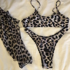 Bikini  - Säljer min leopard bikini från shein då den inte passade mig, den är endast testad. Det är storlek M men skulle säga att det är mer en S.☺️