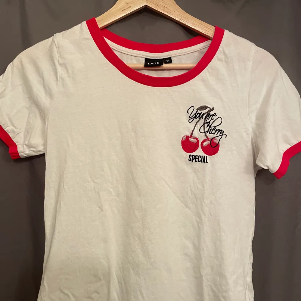lite vintage-ish 50s likande t-shirt med ett cherry motiv. Det är i barn storlek men passar som en s/xs (jag är 175 och den passar mig🥰) Säljer för att jag knappt använder den längre😔Köpte den för 199kr men säljer för 85kr . T-shirts.