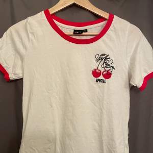 lite vintage-ish 50s likande t-shirt med ett cherry motiv. Det är i barn storlek men passar som en s/xs (jag är 175 och den passar mig🥰) Säljer för att jag knappt använder den längre😔Köpte den för 199kr men säljer för 85kr 