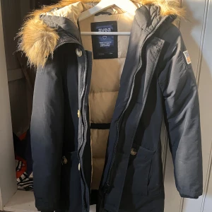Svea dunjacka  - Svea jacka, köpt för 2500 kr. Som ny skick, använd i en till 2 månader max. Storlek XS