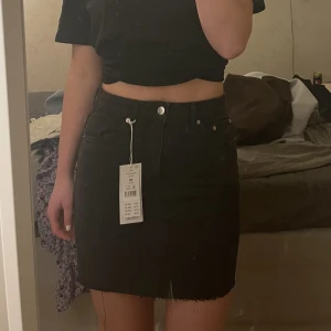 Jeanskjol - svart jeanskjol ifrån gina tricot, aldrig använd, storlek 36 💛