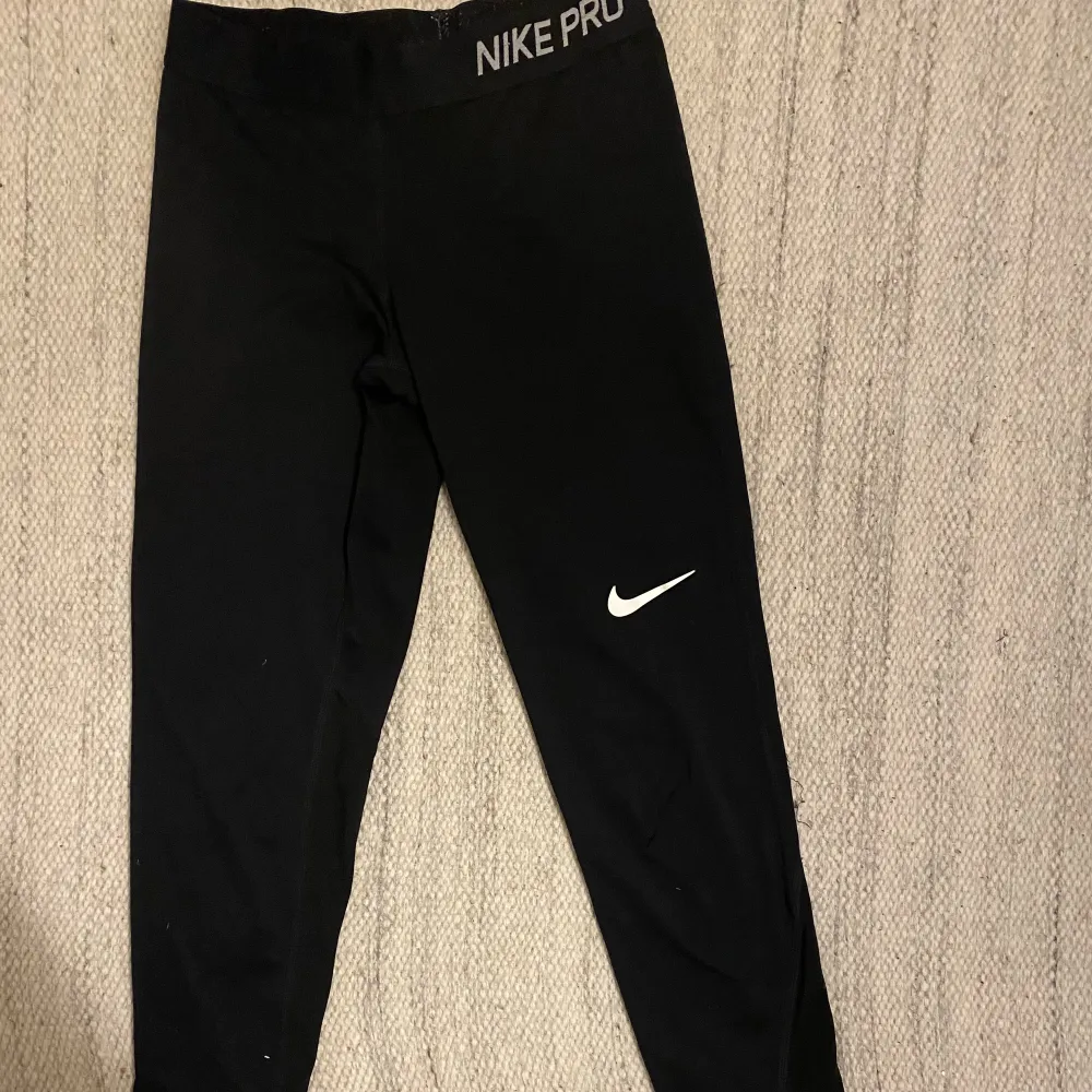 Långa träningsbyxor (bilden fick ej med hela längden) från nike i längdstorlek 146/156. ❤️🔥❤️🔥 . Farkut & Housut.