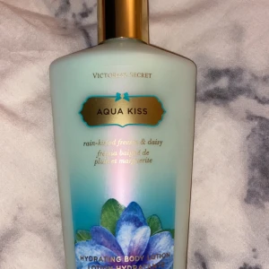 Victorias secret body lotion  - Victorias secret body lotion i doften aqua kiss. Den gamla variationen så den är svår att få tag på då den inte säljs längre, 250ml. Nypris 439kr. Frakt 45-65kr