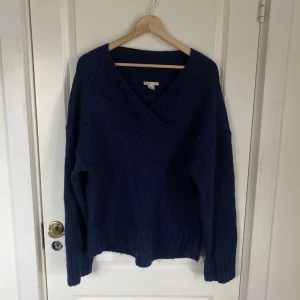 Marinblå stickad tröja  - Woow blend stickad tröja från hm. I bra skick. Står storlek S, men är oversised så passar från s-xl. Frakt igår ej i pris🌟