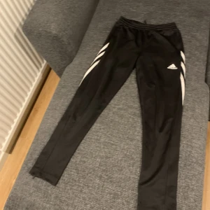 Adidas byxor  - Storlek: 150 Skicka: ok 