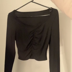 Långärmad - Säljer 3 långärmade ribbade tröjor från shein! 1= storlek XS 2= storlek S ( de är knytning på båda sidorna) 3= storlek M sitter som S ( den ser lite skev ut på bild men ser bättre ut på) Alla 3 för 100kr+ frakt 💕💕