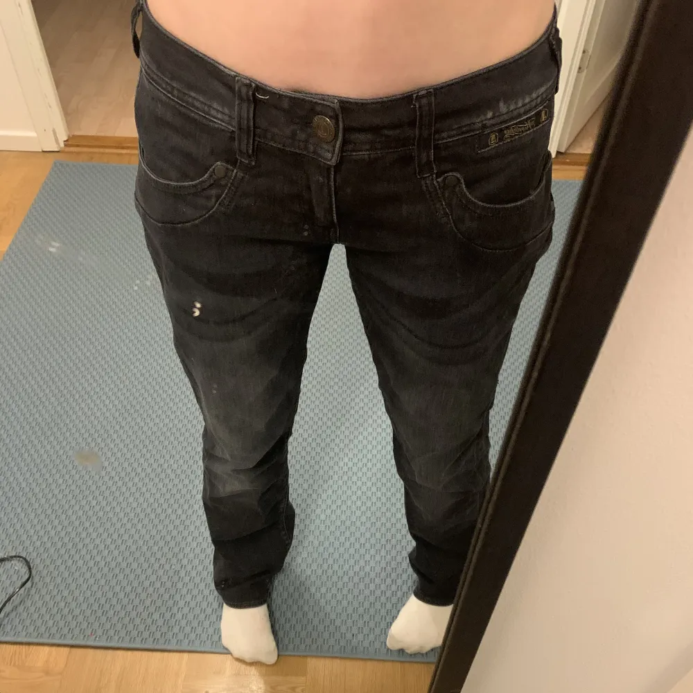 Snygga Lågmidjade svarta jeans. Har inte använt dom mycket alls. Köpta för 800kr på Zalando. Märket heter herrlicher. Jeansen sitter helt perfekt på mig som är 1,67. Jeansen är ganska raka i modellen men lite butcut :) jätte fina. . Jeans & Byxor.