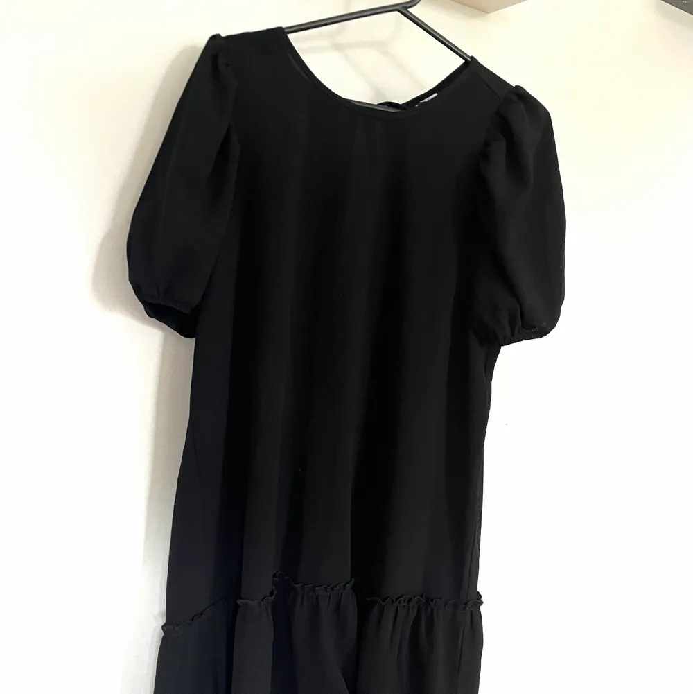 Den perfekta basklänningen från H&M. Superfin och enkel att klä både upp och ned🌟🖤 Strl S. Köparen står för frakt🥳. Klänningar.