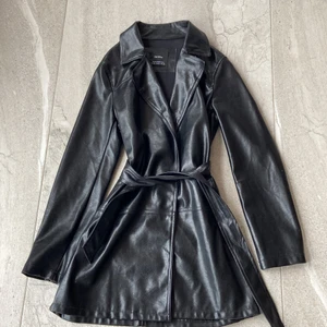 Läderjacka  - Snygg läderjacka från bershka i bra skick. Storlek XS. Perfekt som höstjacka💞 pris kan diskuteras 