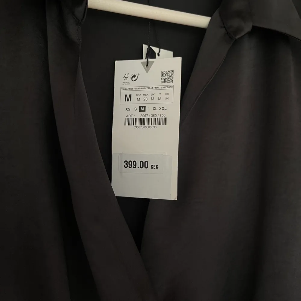 Säljer en oanvänd klänning från zara i siden material. Säljer den pga för liten och hann ej lämna tillbaka den. Super fin!! Ord pris 399kr. Klänningar.