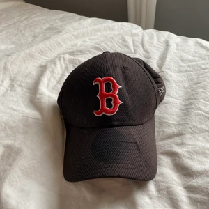 Svart/ grå keps  - Säljer en jättefin svart keps. Går att ändra storlek så passar alla. Nypris 200 säljer för 50 + frakt runt 29 kronor 