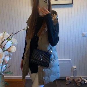 Grön väst - En grön snygg väst använd en vår då och då💚