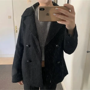 Kappa - Svart kappa från hm