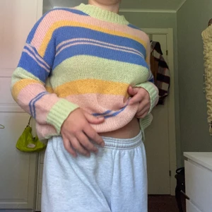 Tröja - Söt stickad sweater, något tunn men passar perfekt till hösten, liten i storleken! Hör av er vid frågor & pris kan diskuteras!🧡💕