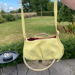 Handväska - Liten gul handväska med ett fack från shein. Använd men är i gott skick💞