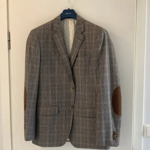 Kavaj från Munro Tailoring - Detta är en one of a kind kavaj från Munro Tailoring i Amsterdam. När man köper dessa hos återförsäljare i Sverige så väljer man allt från modell till vilket tyg som ska användas. Detta är ett tyg i super 130. Storleken motsvarar st50. Nypris ca 6000kr