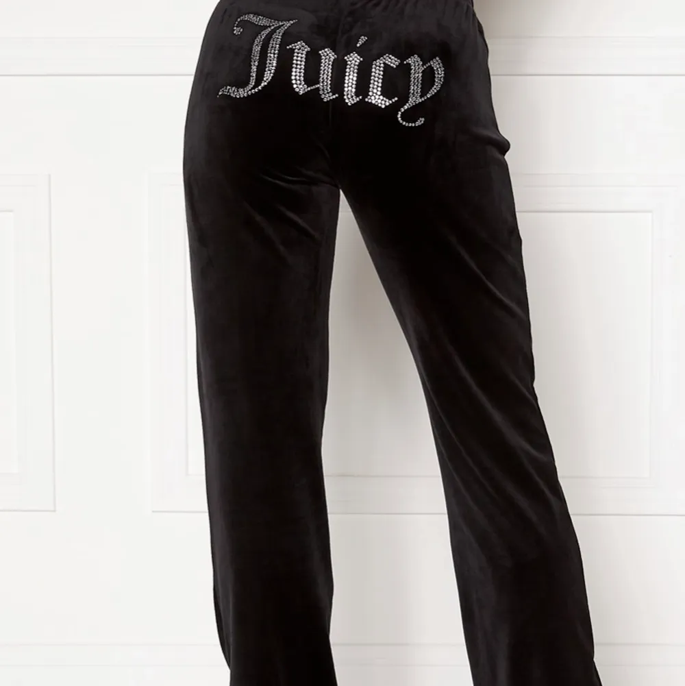 Säljer mitt svarta juicy couture set i storlek s då jag inte använder de längre. Jättefint skick då de knappt är använt❤️. Tröjor & Koftor.