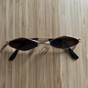 Solglasögon  - Solglasögon köpta på Pop, onesize. 