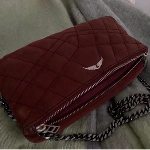 Zadig väska  - Lägger ut denna Zadig Voltaire väskan som jag köpt här på plick men får ingen användning för den just nu . Väskan är i okej skick och har få skavanker här och där men inget som man tänker på! 