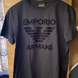 Emporio Armani Black T-shirt - En fin enkel t-shirt som du kan ha på dig vardagligt, inköpspris 1500kr. 