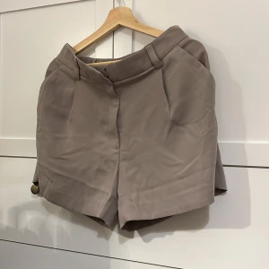 Beige/grå shorts från H&M - Vill du ha dem fina Pinterest shortsen, här har du dem! Superfina shorts från H&M, aldrig använda!