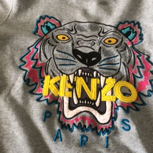 Kenzo sweatshirt äkta  - Hej säljer nu min äkta kenzo sweatshirt för den är för liten den är storlek m kostar runt 3500 ny