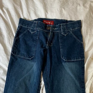 y2k jeans  - säljer pågrund av att dom int kommer till användning😓💕 dom sitter bootcut och lågmidjat, köpte secondhand så vet ej märket! hör av dig om du är intresserad eller vill ha fler bilder❤️