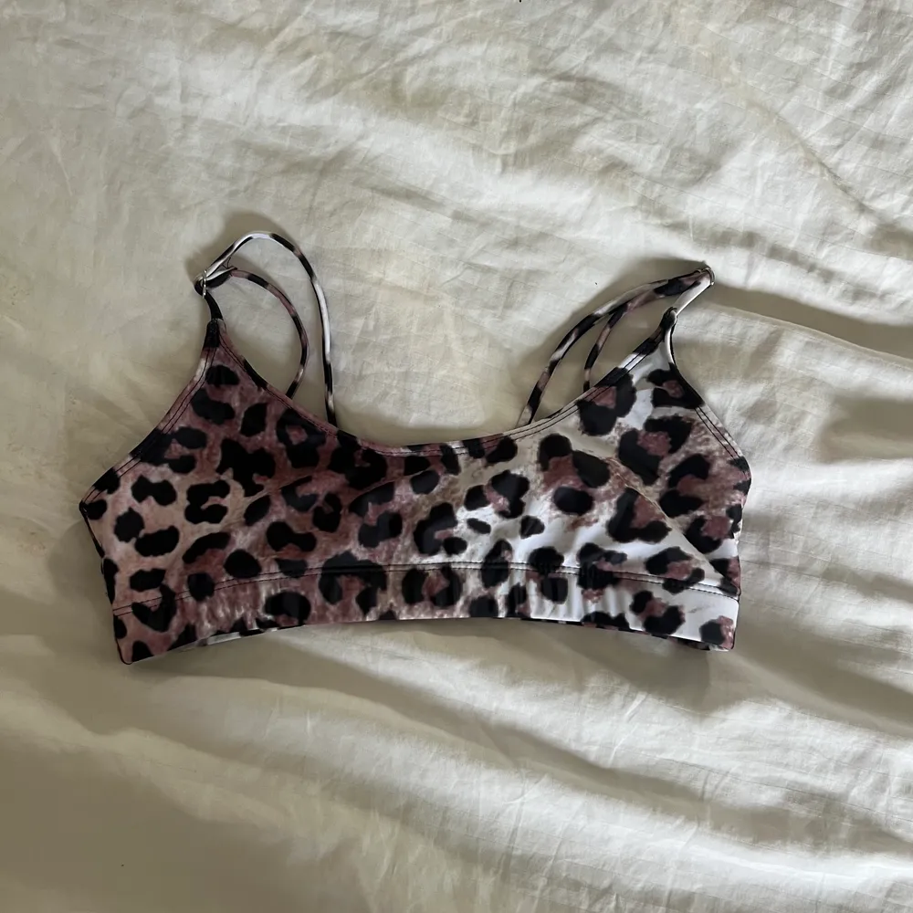 Bikini överdel från Shein. I strl XS. Sparsamt använda. Nypris: 199kr Mitt pris: 50kr Vid en snabb affär kan priset diskuteras 💸 Kan mötas i Tyresö eller skickas. Frakt kan tillkomma!. Övrigt.