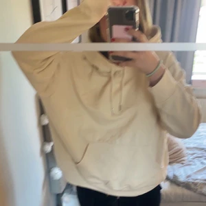 Hoodie  - Oversized hoodie från hm. Den är mer beige i verkligheten! Den har en super gossig luva 🫶🏼