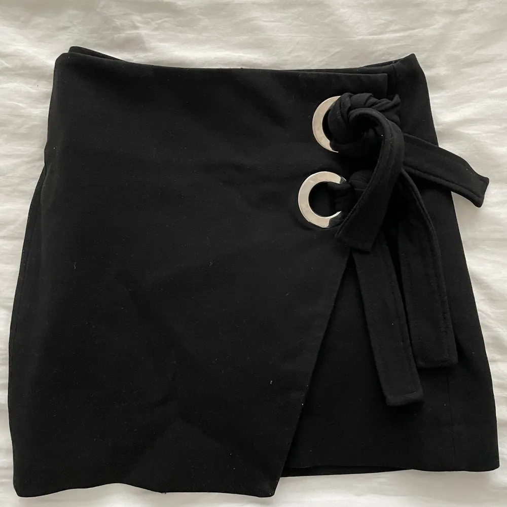 Svart zara kjol som är köpt för många år sedan. Extremt snygg, önskar att jag kunde ha kvar denna men den har tyvärr blivit förliten för mig…🙄 säljer för 50kr+frakt . Kjolar.
