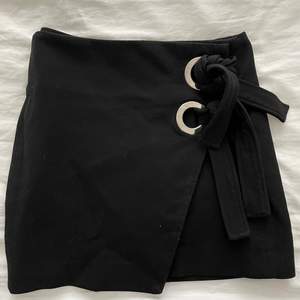 Svart zara kjol som är köpt för många år sedan. Extremt snygg, önskar att jag kunde ha kvar denna men den har tyvärr blivit förliten för mig…🙄 säljer för 50kr+frakt 