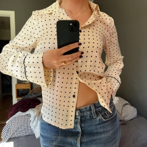 Blus  - Blus i satin, bra skick 😋