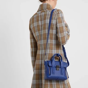 Phillip lim väska - Superfin phillip lim väska i ett superfint skick. Säljer pågrund av att den inte kommer till användning tillräckligt. Superbra pris pågrund av att jag vill få den sold rätt så snabbt ny pris ca 4000