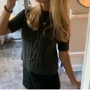 Stickad t-shirt - FÖRST TILL KVARN! Super söt stickad t-shirt som är perfekt till hösten💕